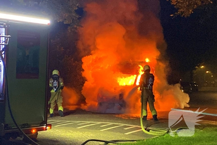 Taxibus volledig in vlammen op