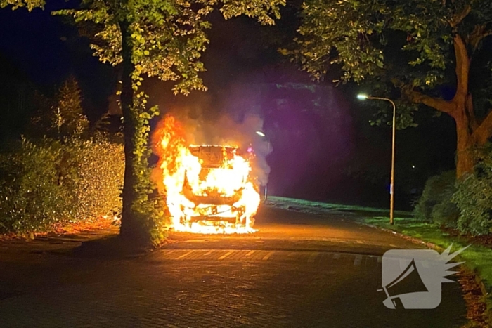 Taxibus volledig in vlammen op