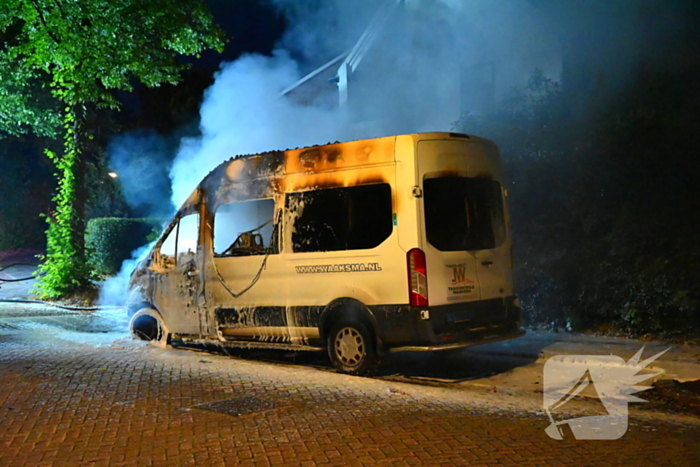 Taxibus volledig in vlammen op