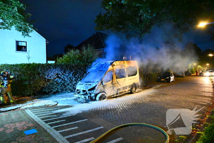 Taxibus volledig in vlammen op