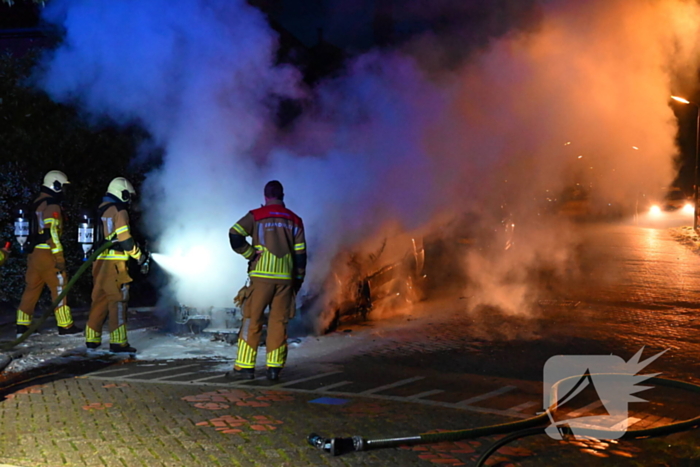 Taxibus volledig in vlammen op