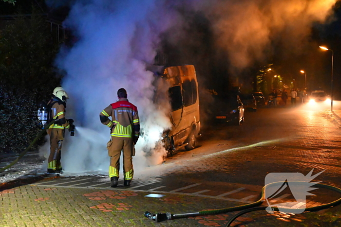Taxibus volledig in vlammen op