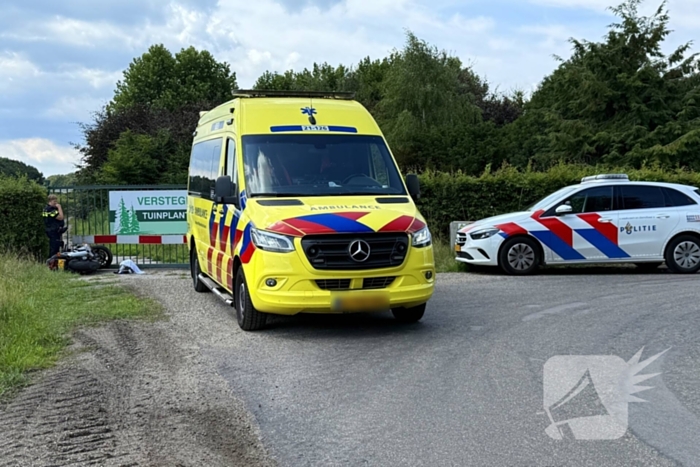 Motorrijder gewond na aanrijding met hekwerk