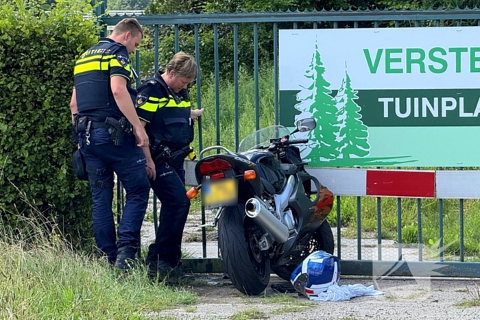 Motorrijder gewond na aanrijding met hekwerk