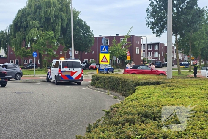Auto botst met scooter op fietspad