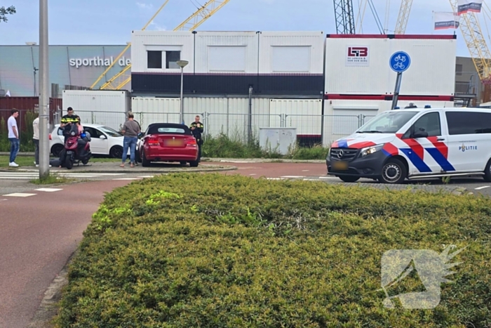 Auto botst met scooter op fietspad