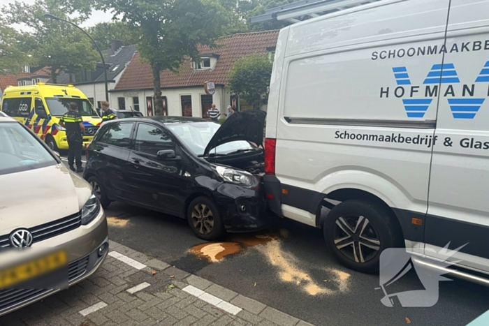 Aanrijding met letsel tussen auto en bestelbus