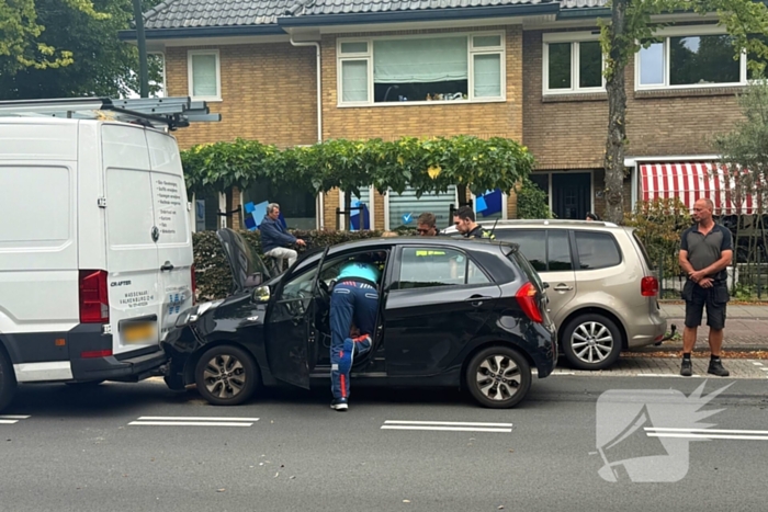 Aanrijding met letsel tussen auto en bestelbus