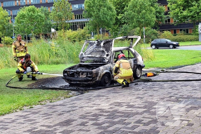 Auto in vlammen opgegaan