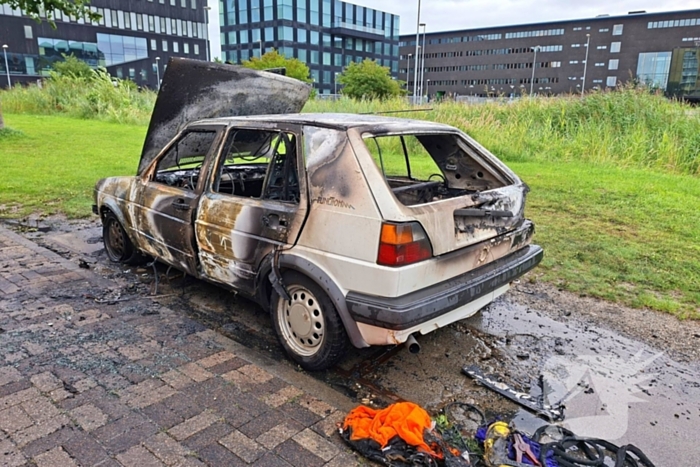 Auto in vlammen opgegaan