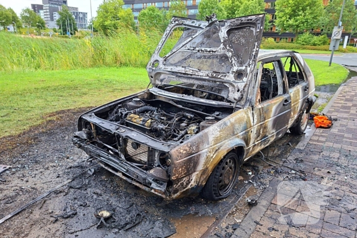 Auto in vlammen opgegaan