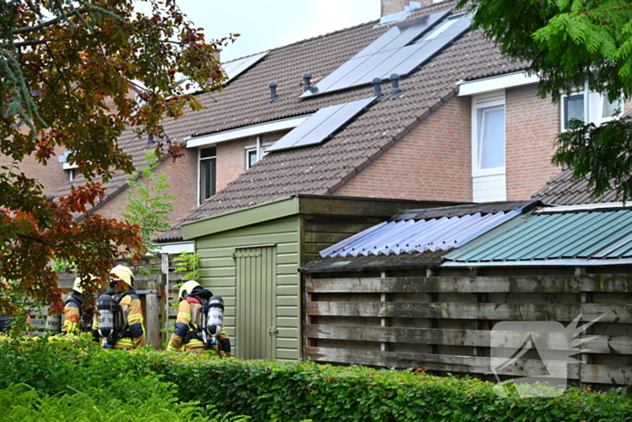 Brandweer blust brand in bijgebouw