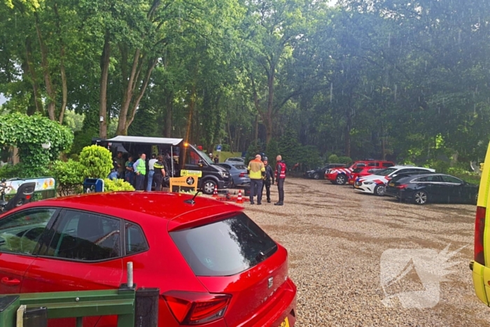 Persoon met verward gedrag op dak