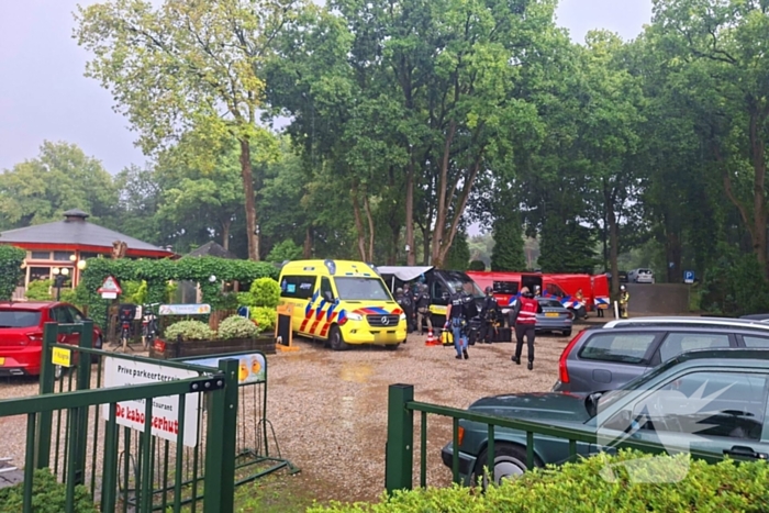 Persoon met verward gedrag op dak