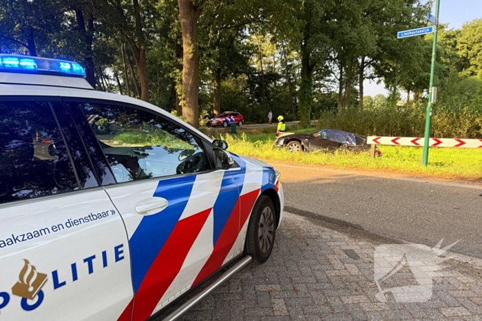 Auto in sloot na aanrijding met gewonde bestuurder