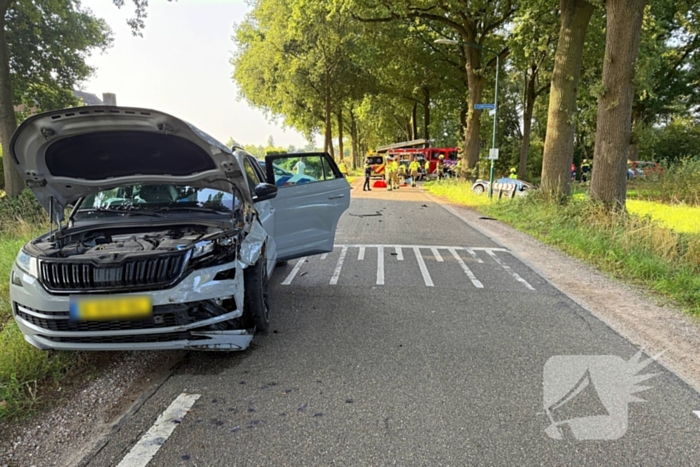 Auto in sloot na aanrijding met gewonde bestuurder
