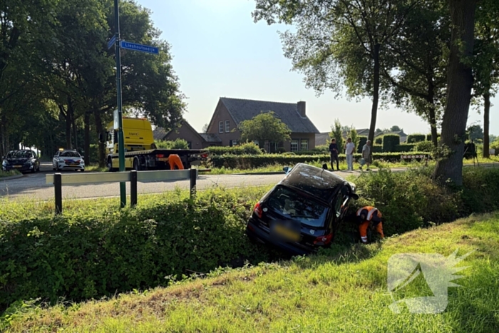 Auto in sloot na aanrijding met gewonde bestuurder