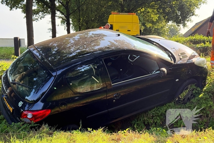 Auto in sloot na aanrijding met gewonde bestuurder