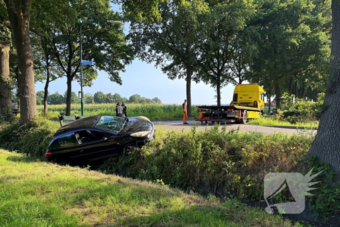 Auto in sloot na aanrijding met gewonde bestuurder