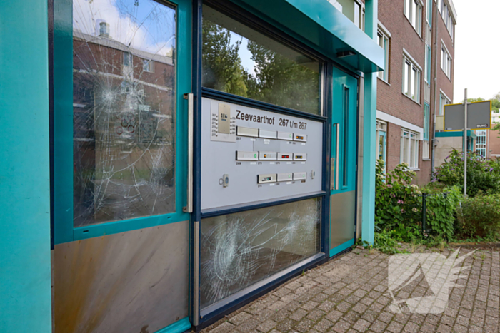 Explosie veroorzaakt schade aan portiek