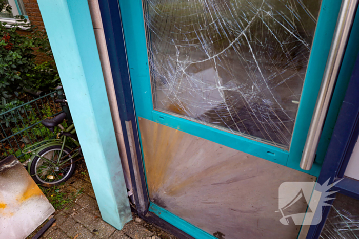 Explosie veroorzaakt schade aan portiek