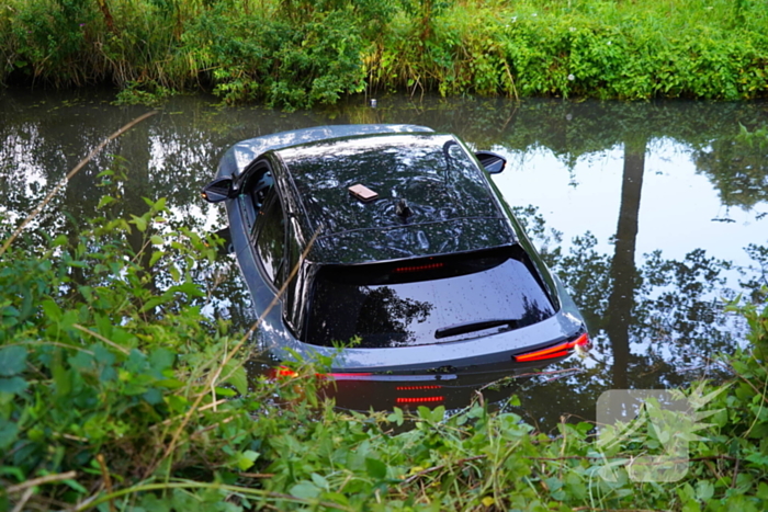 Auto schiet te water bij parkeerpoging
