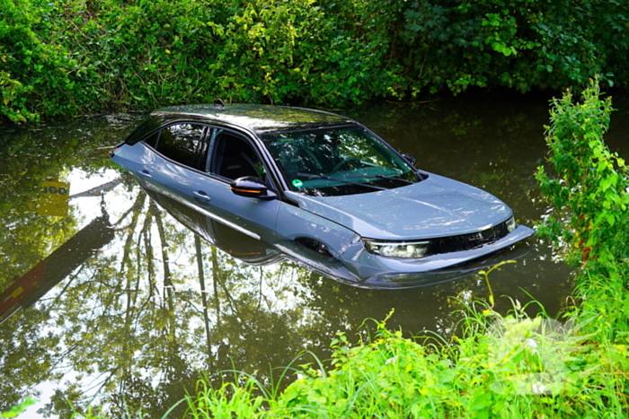 Auto schiet te water bij parkeerpoging