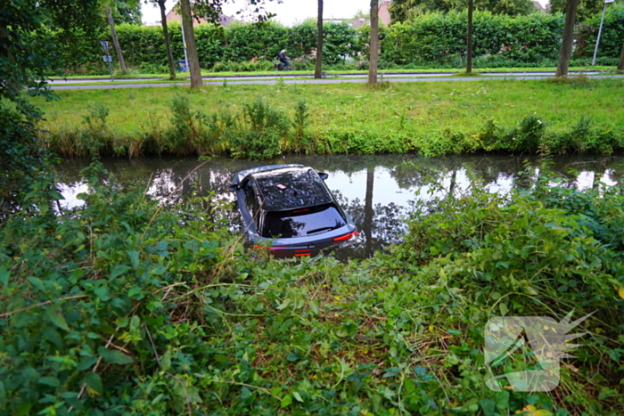 Auto schiet te water bij parkeerpoging