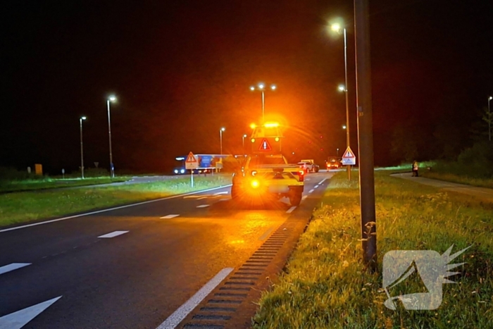Motorrijder onderuit door veel slachtafval bij rotonde