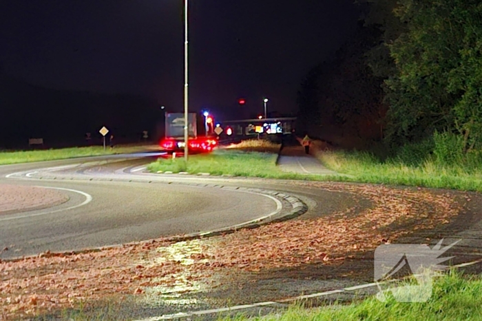 Motorrijder onderuit door veel slachtafval bij rotonde