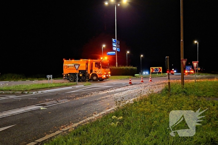 Motorrijder onderuit door veel slachtafval bij rotonde