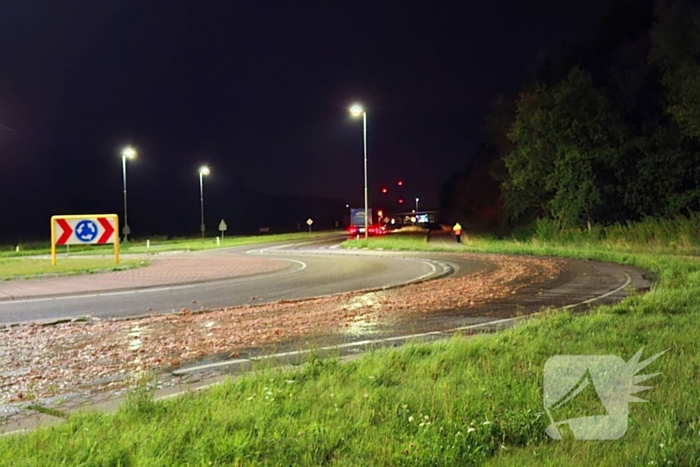 Motorrijder onderuit door veel slachtafval bij rotonde