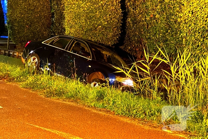 Auto mist bocht en raakt te water