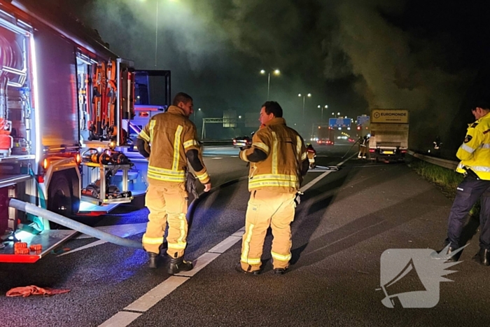 Felle brand in bakwagen op snelweg