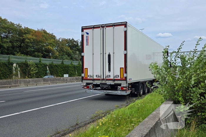 Ongeval tussen personenauto en vrachtwagen op snelweg