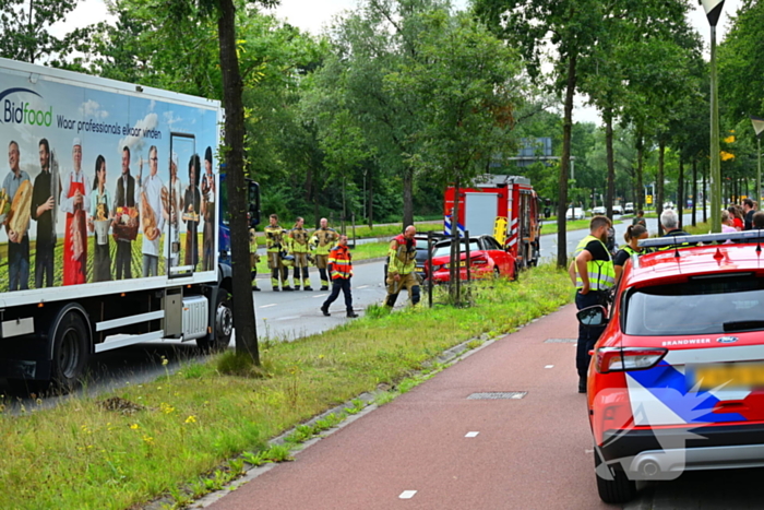 Brandweer bevrijdt aangeslagen bestuurder