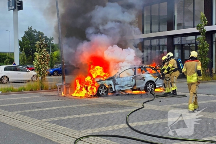 Auto volledig verwoest door brand