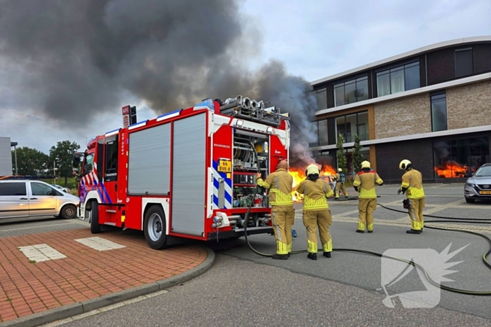Auto volledig verwoest door brand