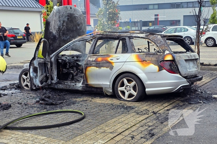 Auto volledig verwoest door brand