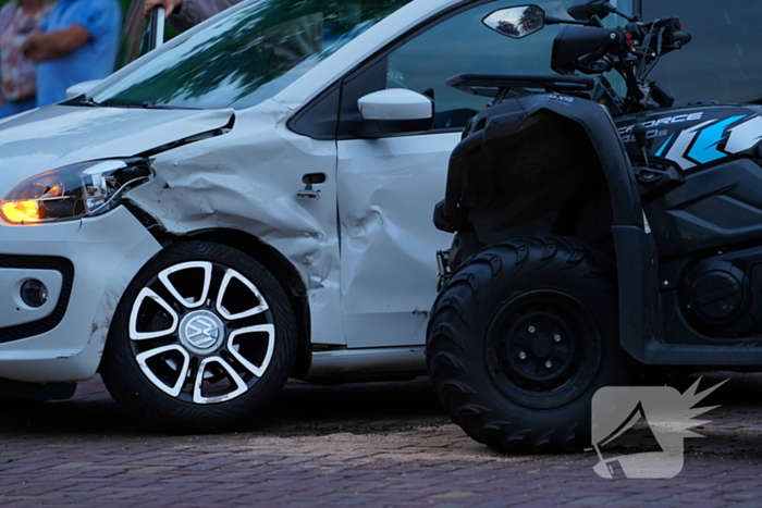 Auto en quad botsen in de avond