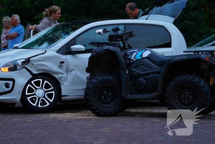 Auto en quad botsen in de avond