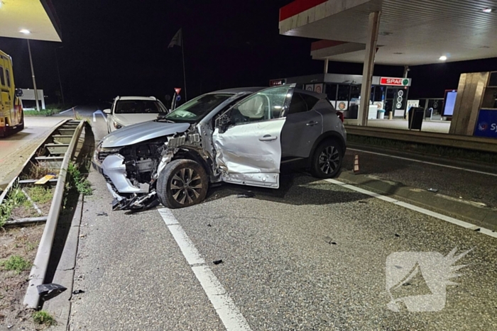 Ravage door ongeval: boot losgeschoten en auto zwaar beschadigd