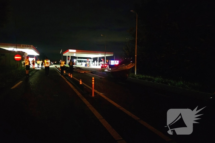 Ravage door ongeval: boot losgeschoten en auto zwaar beschadigd