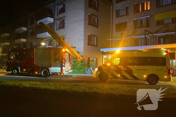 Traumateam begeleidt slachtoffer naar ziekenhuis