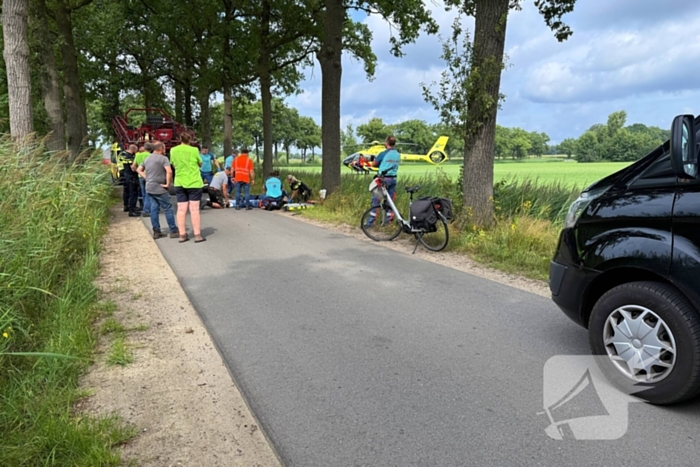 Motorrijder zwaargewond bij botsing met tractor