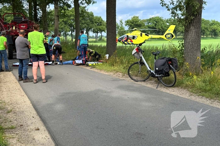 Motorrijder zwaargewond bij botsing met tractor