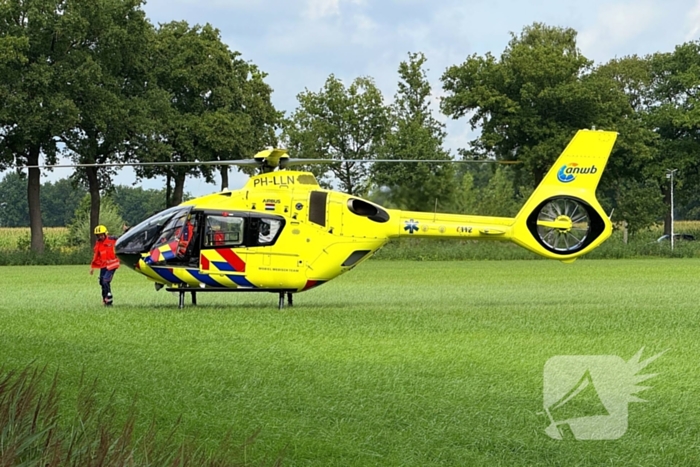 Motorrijder zwaargewond bij botsing met tractor