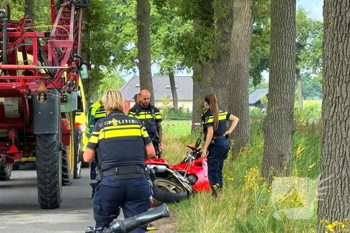 Motorrijder zwaargewond bij botsing met tractor