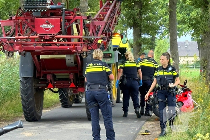 Motorrijder zwaargewond bij botsing met tractor