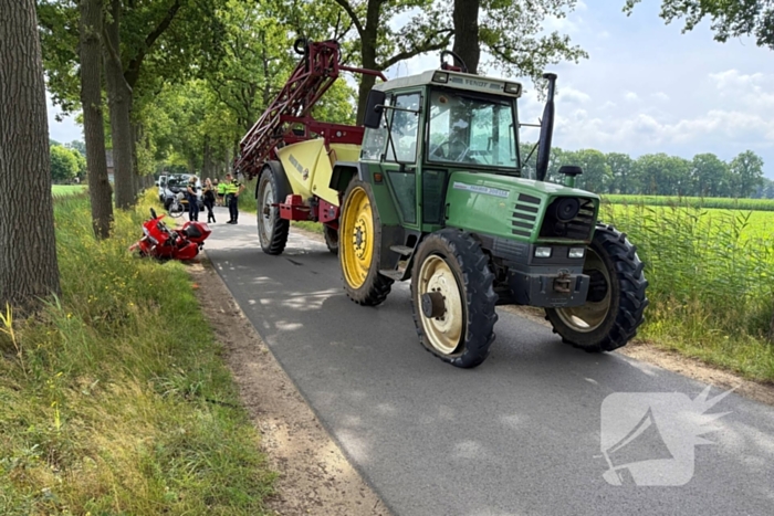 Motorrijder zwaargewond bij botsing met tractor